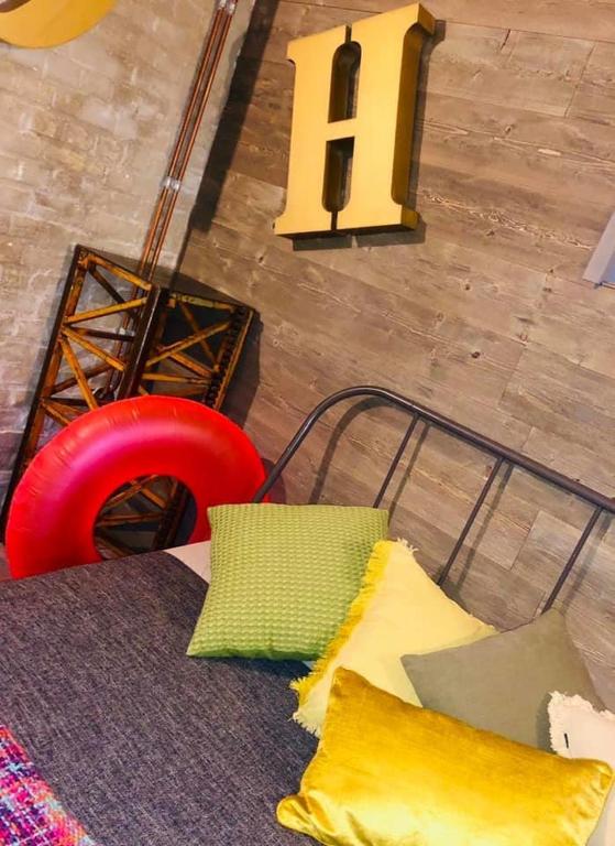 Les chambres atypiques de Nico Bush - Parking securise velos — Hotel in Tournai