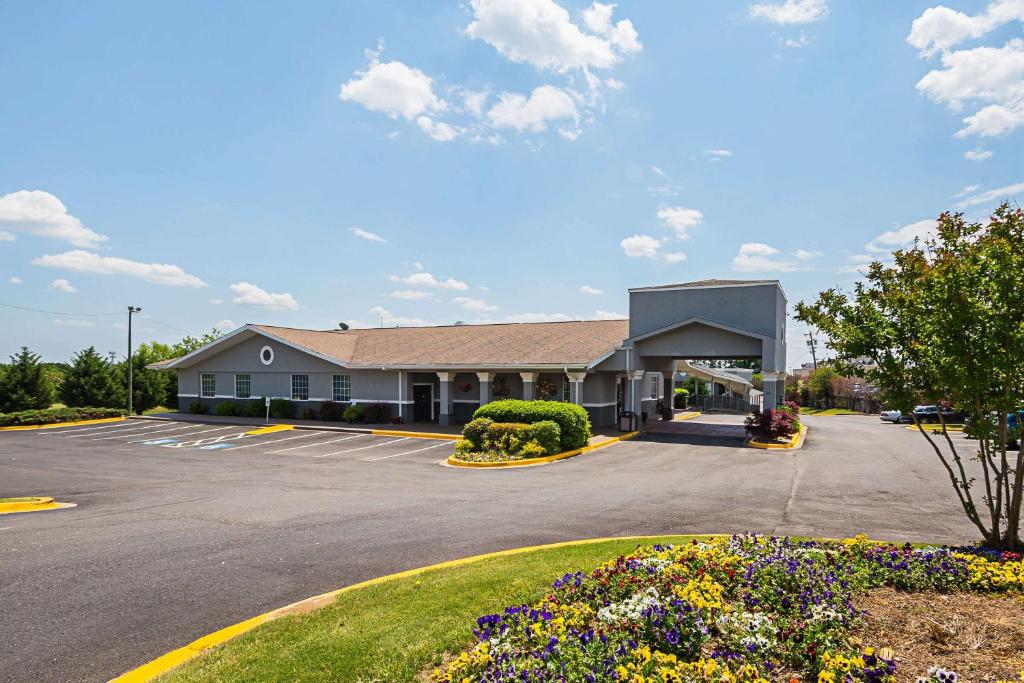 Quality Inn & Suites Greenville – Haywood Mall photo