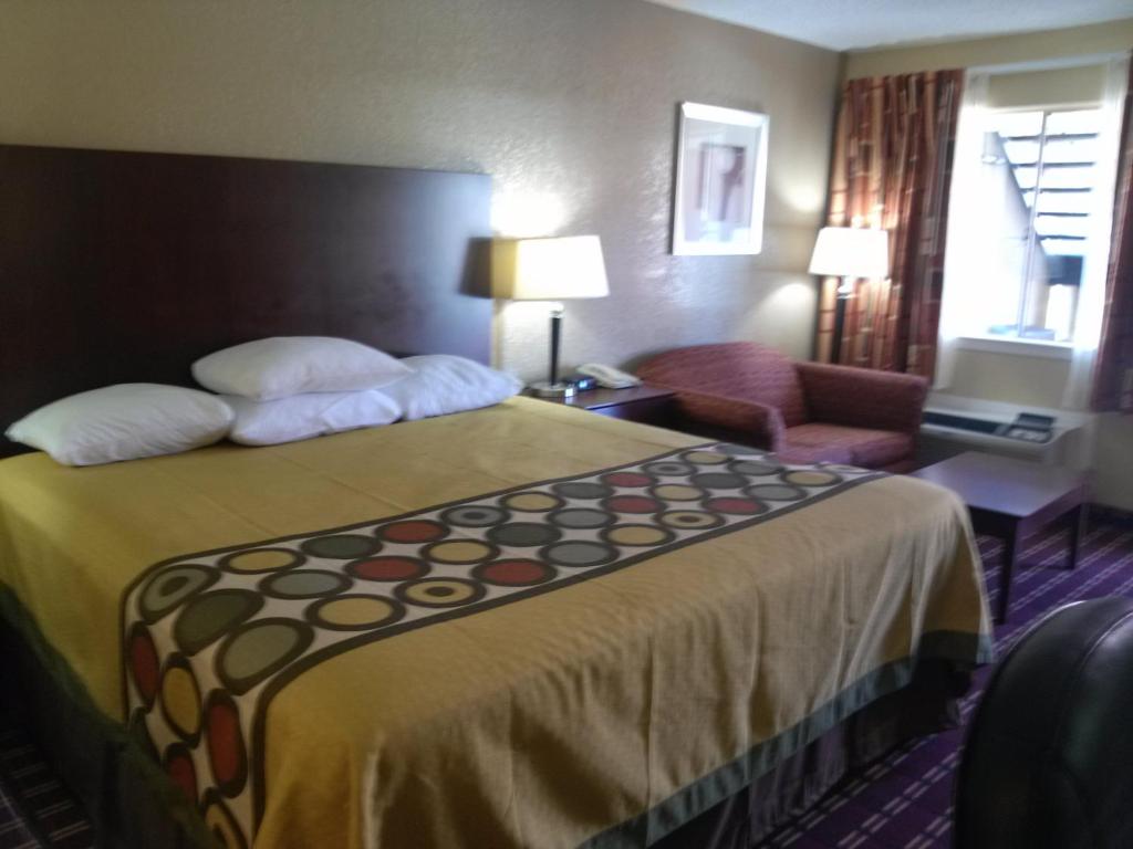 Super 8 By Wyndham Kerrville Tx photo