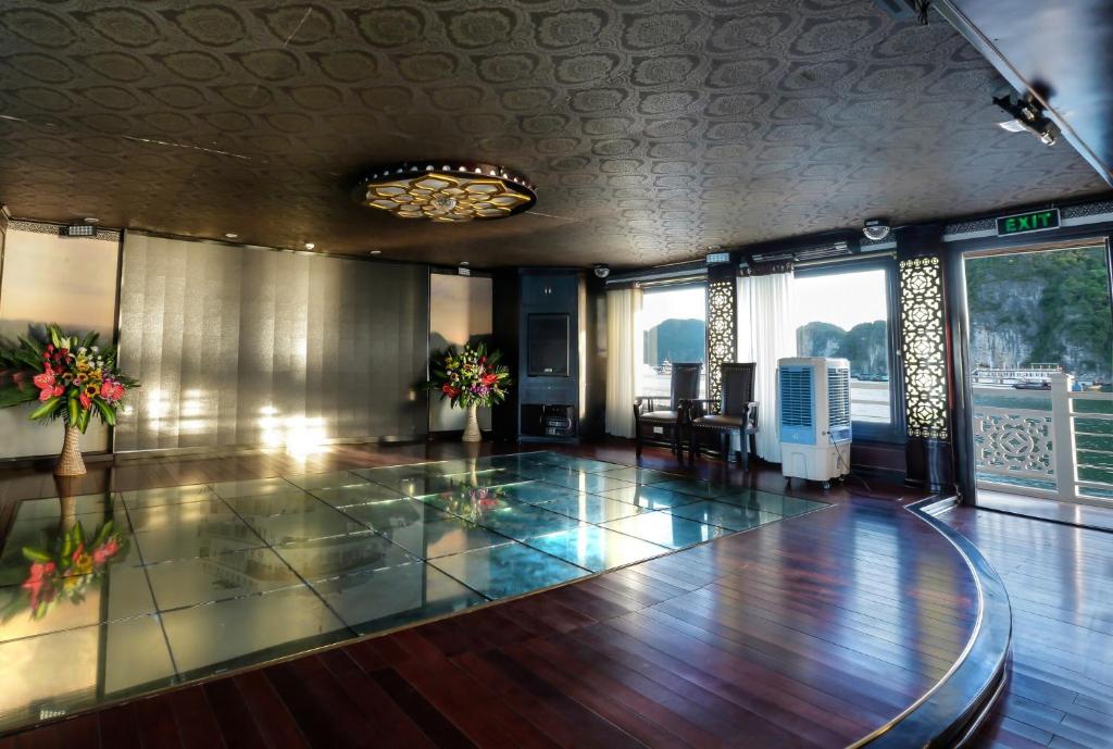 Restaurant, Starlight Cruise in Hạ Long