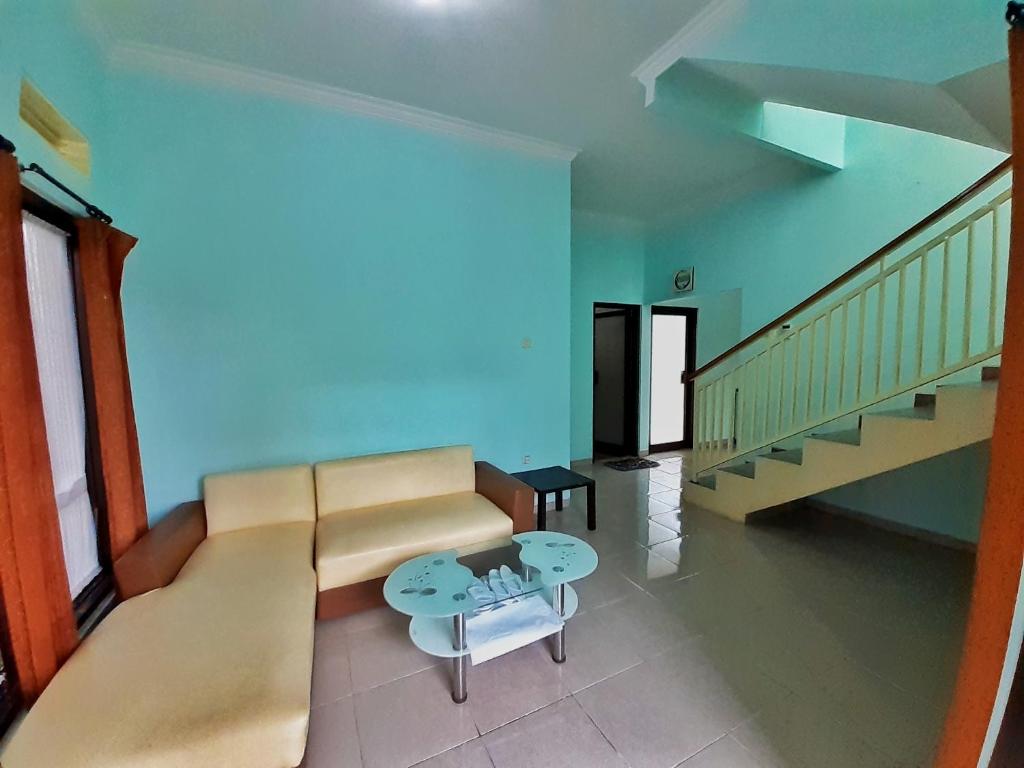 Villa 3 Bedroom Edelweis No. 7 near Museum Angkut photo