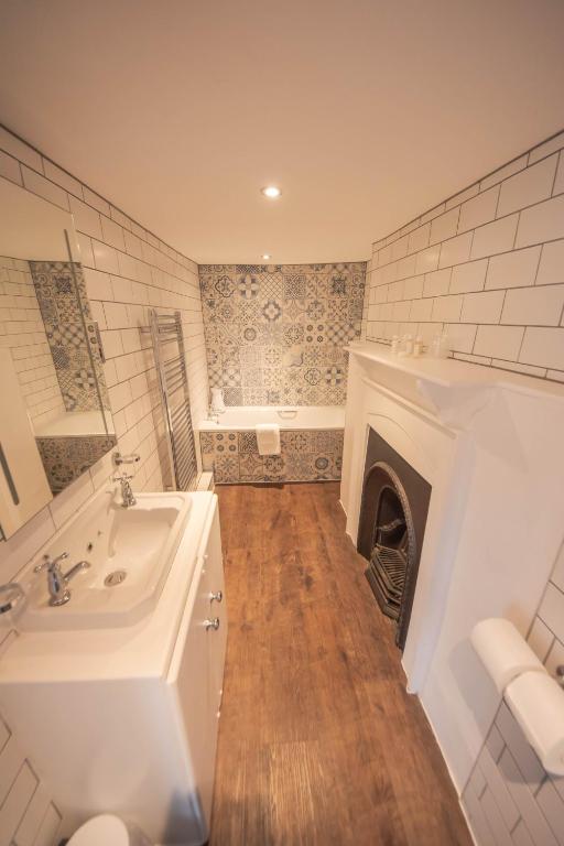 Norfolk Arms Hotel photo