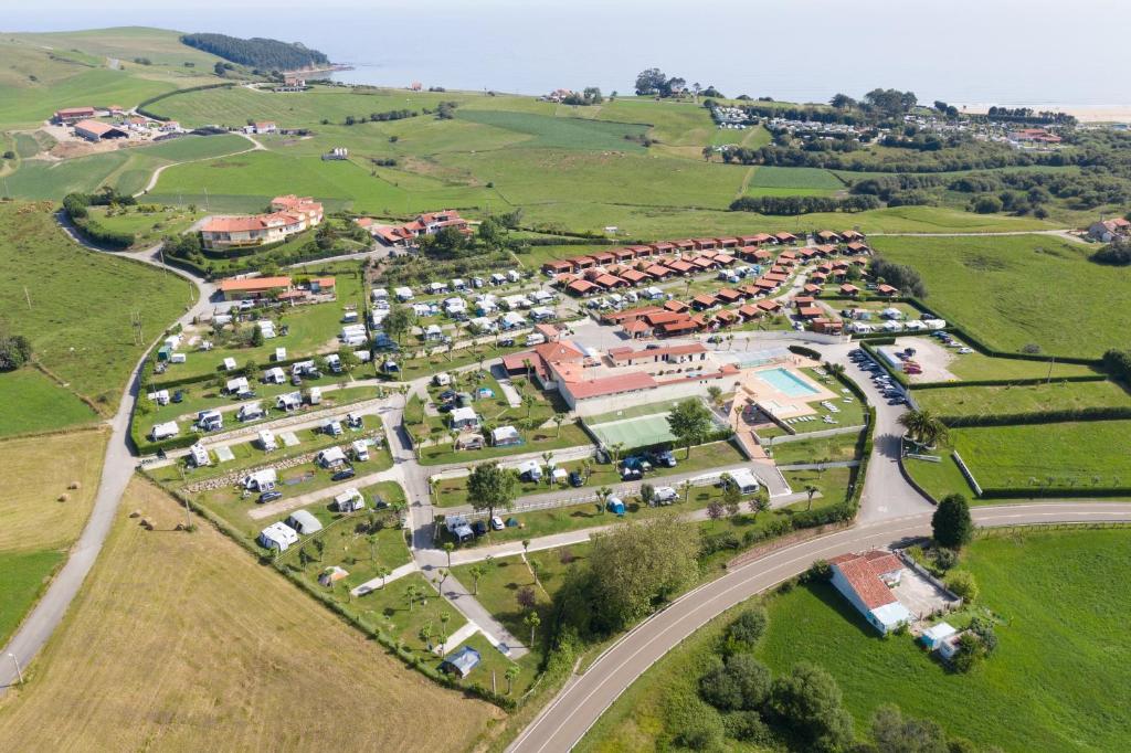 Bungalows Playa de Oyambre — Hotel in San Vicente De La Barquera