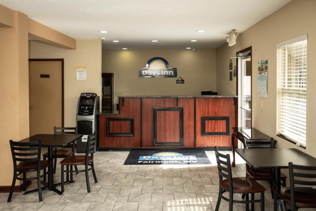 Lobby, Days Inn by Wyndham Fairmont in White Hall (WV)