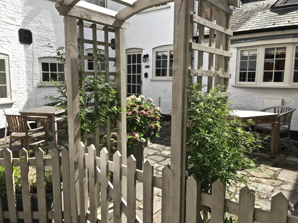 Courtyard Cottages Lymington, 2 Adults only