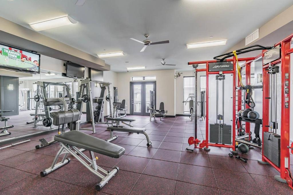 Central Suite + Pool + Gym photo