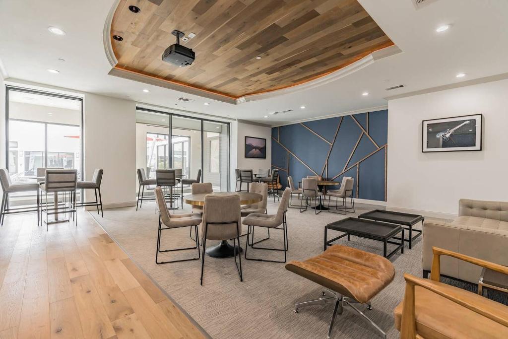 Central Suite + Pool + Gym photo