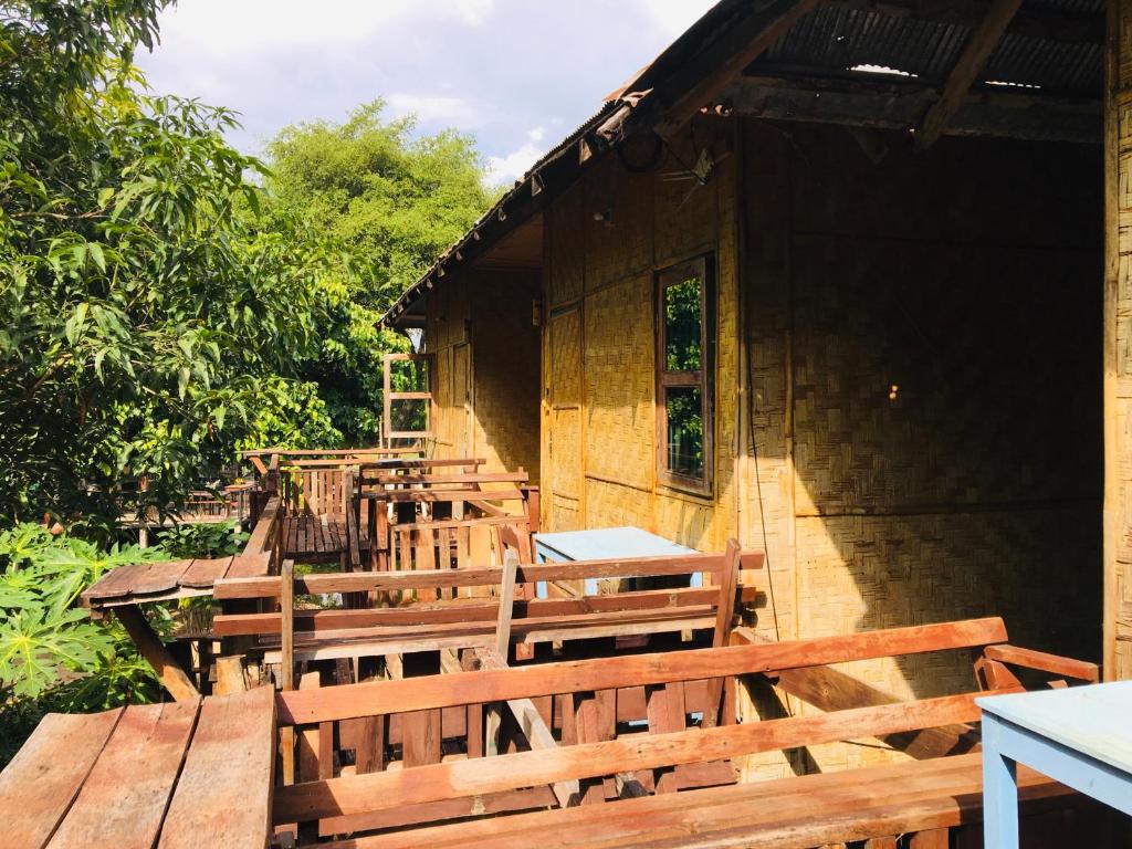 Golden Hut -Chill Bungalows in town黄金泰式传统独栋小屋 photo