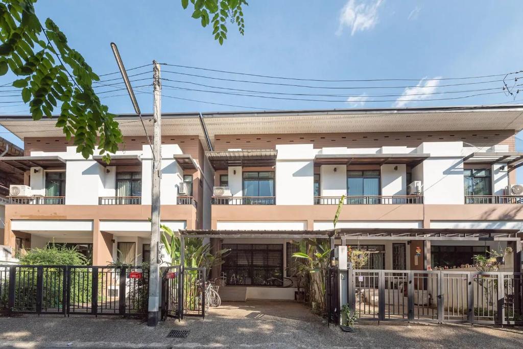 Loft Style Townhouse Near Old City