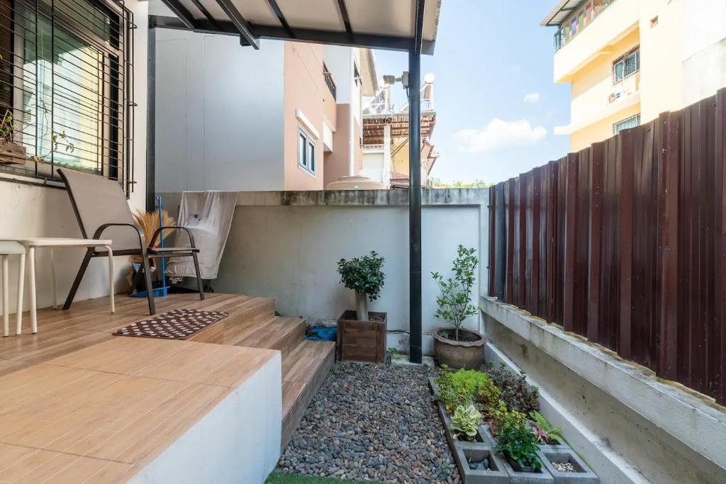 Loft Style Townhouse Near Old City
