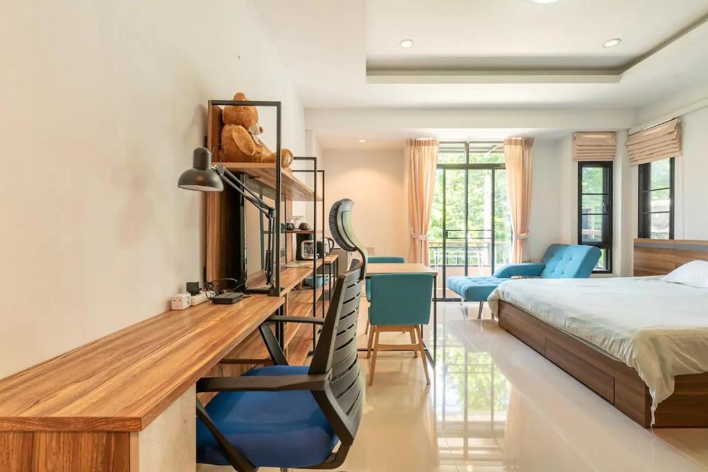 Loft Style Townhouse Near Old City