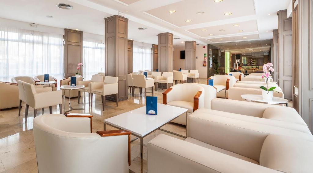 Globales America — Hotel building in Calas de Mallorca, Balearic Islands