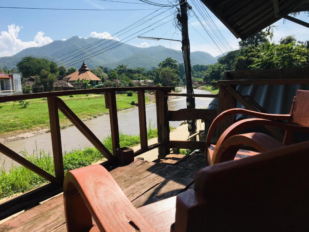 Golden Hut -Chill Bungalows in town黄金泰式传统独栋小屋 photo