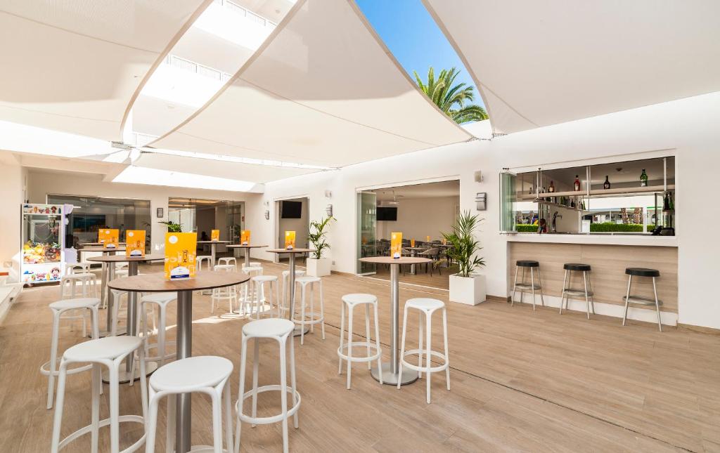 Apartamentos Globales Lord Nelson — Restaurant & bars in Santo Tomas, Balearic Islands