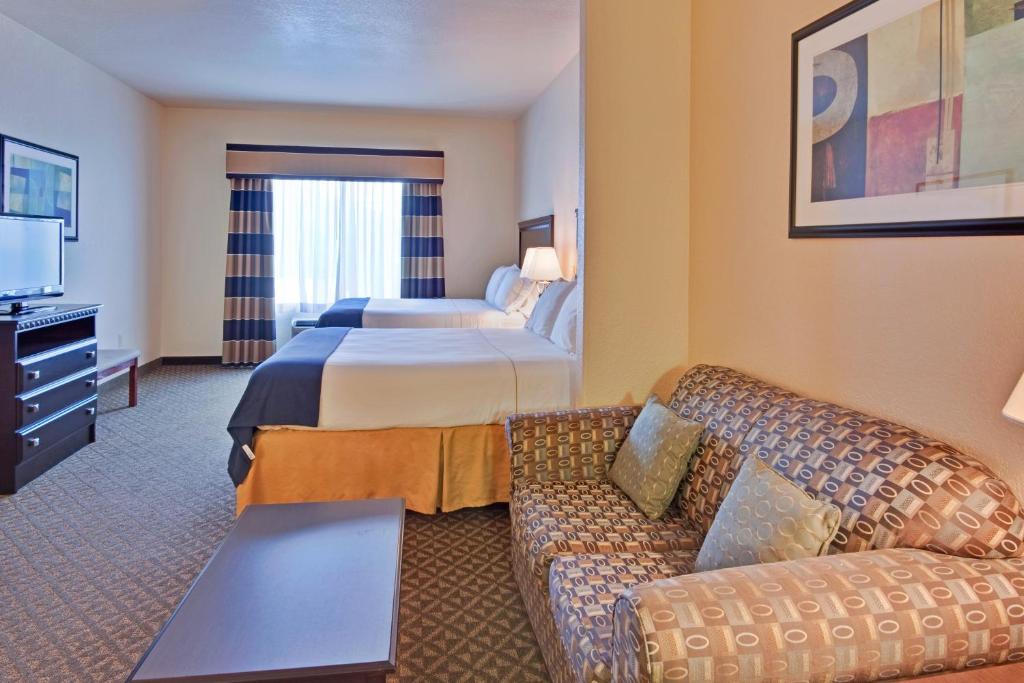 Holiday Inn Express Delano Highway 99 photo