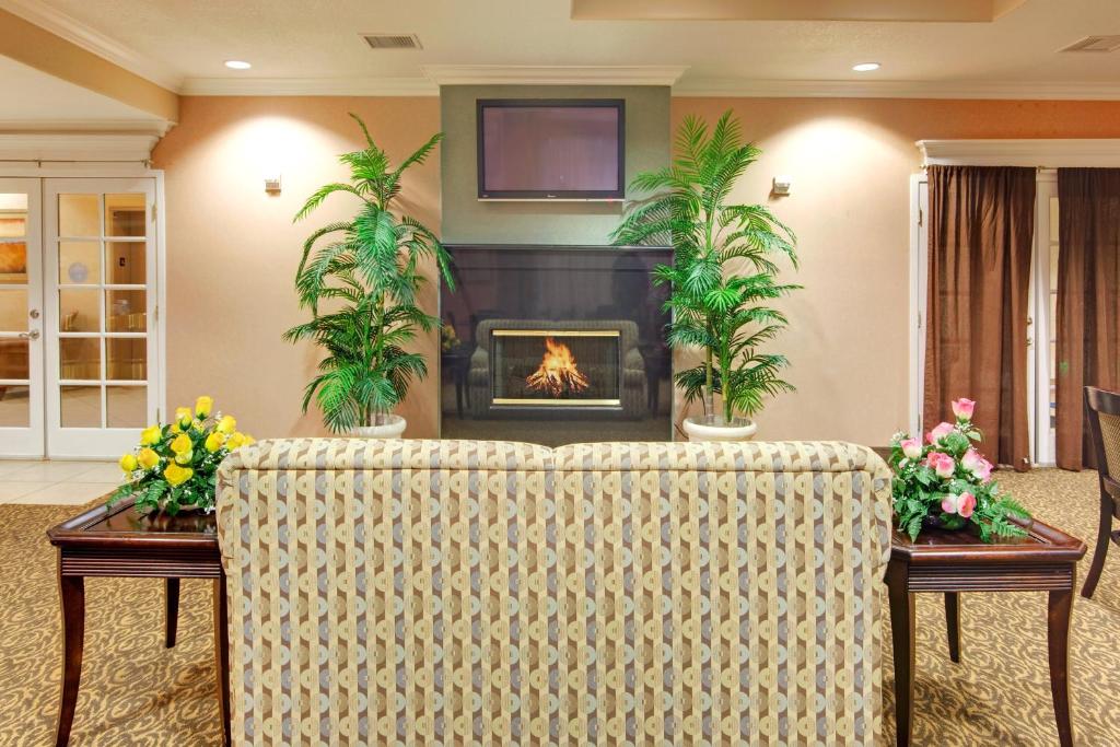 Holiday Inn Express Delano Highway 99 photo