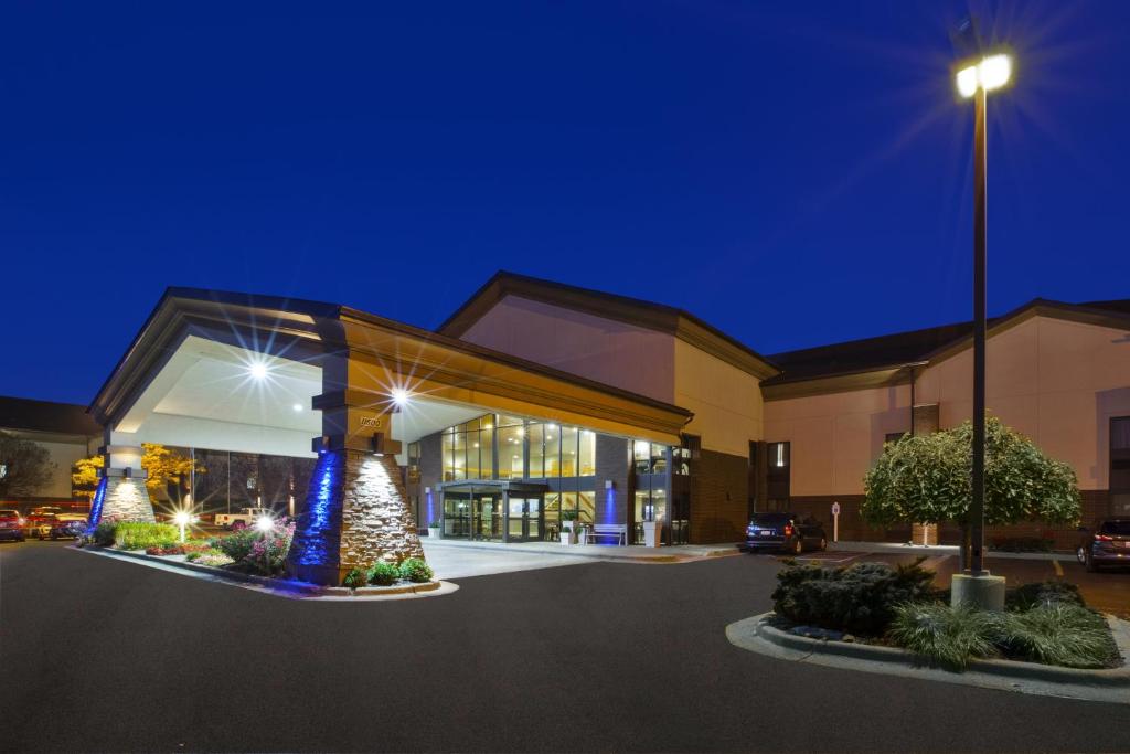 Holiday Inn Express Detroit-Warren/General Motors Technology Center photo