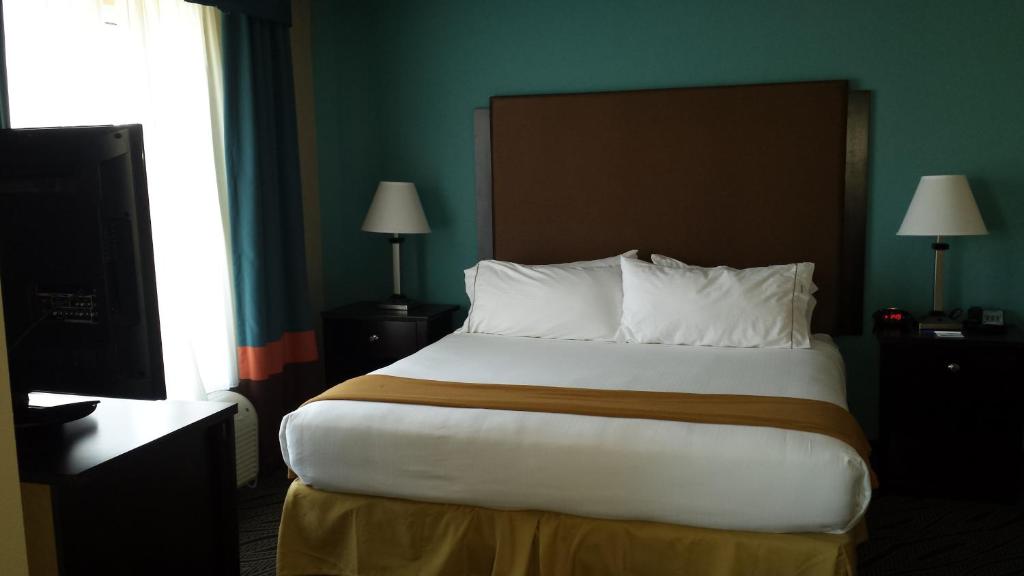 Holiday Inn Express & Suites Havelock Northwest New Bern photo