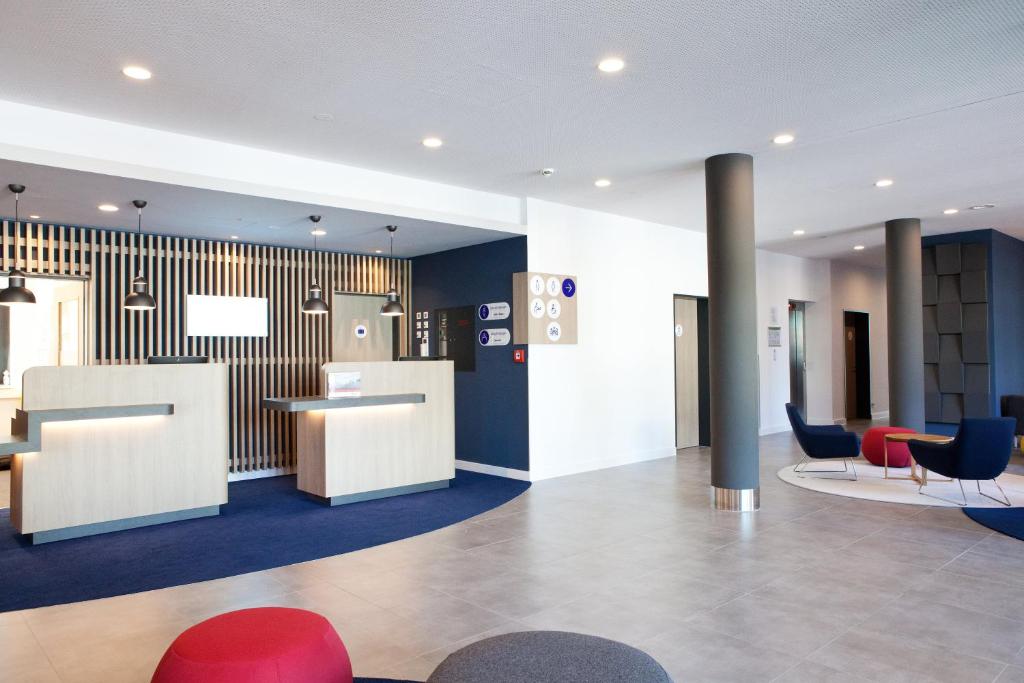 Holiday Inn Express Frankfurt Airport - Raunheim Parken www.agoda.com