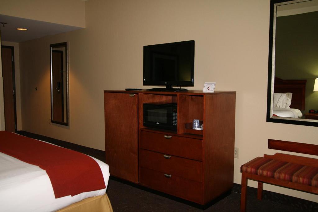 Holiday Inn Express Hotel & Suites Greenville photo
