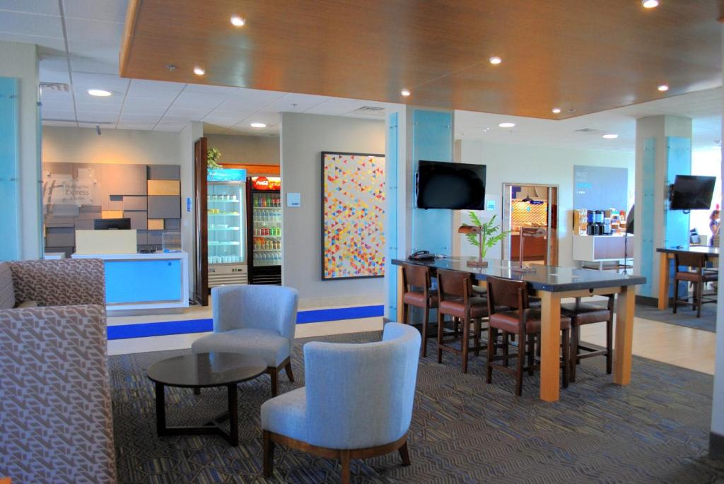 Holiday Inn Express And Suites COLUMBIA CITY photo