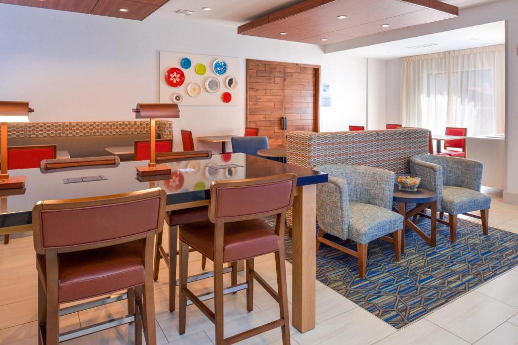 Holiday Inn Express Glenwood Springs Aspen Area photo