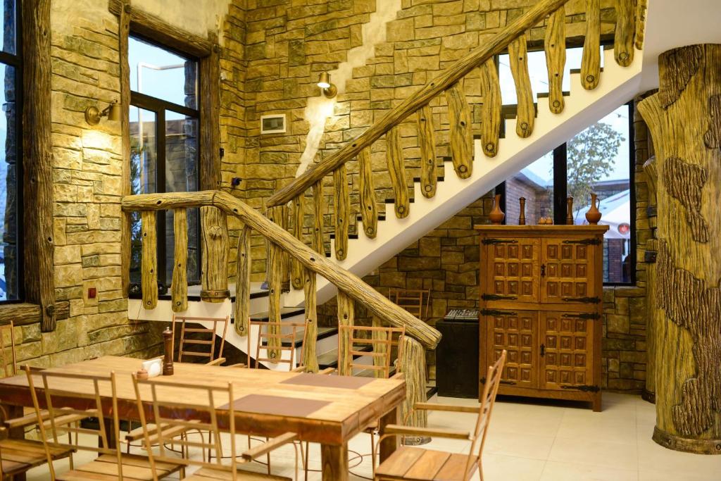 3. Hotel Ra..