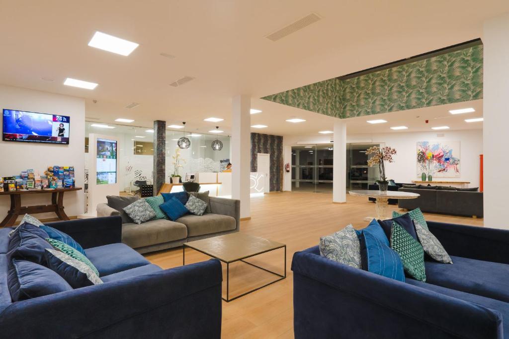 Apartamentos Santa Rosa — Hotel building in Costa Teguise, Canary Islands