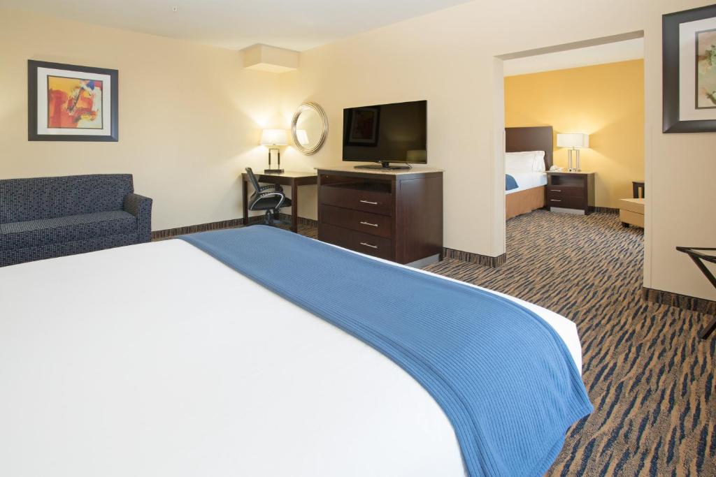 Photo 2 of Holiday Inn Express & Suites Denver North - Thornton, An Ihg Hotel