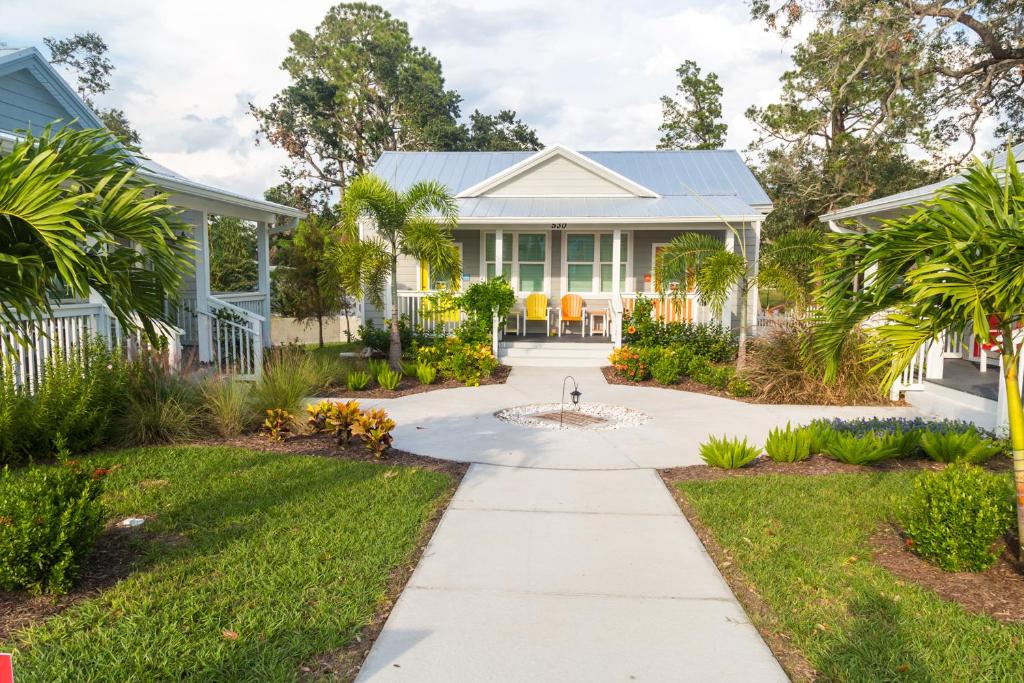 NEW Dunedin Bayshore Bungalow on Pinellas Trail (FL) reviews, prices