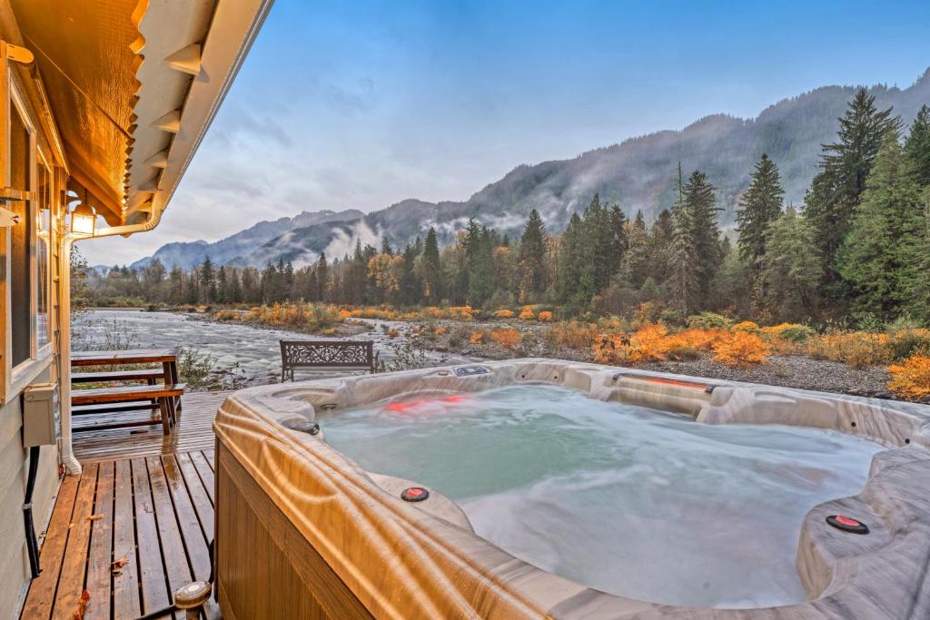 Sky River's Edge, Sultan