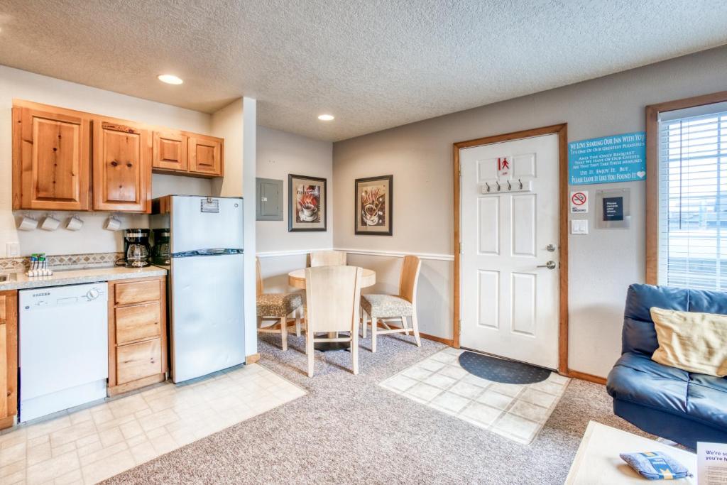 Beaches Inn | Puffins Place Cabana photo