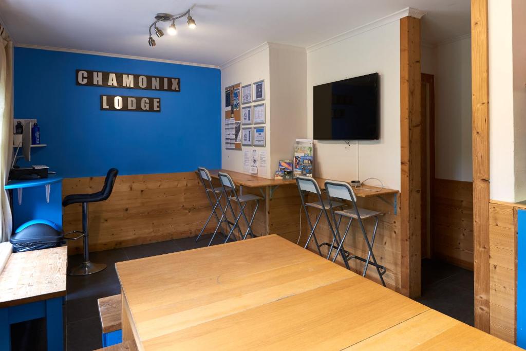 Shared lounge/TV area, Chamonix Lodge in Chamonix-Mont-Blanc