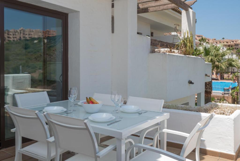 2290-Apt with terrace sea view and pools, Manilva