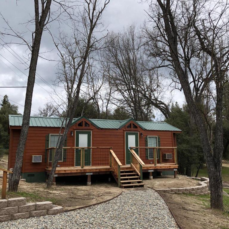 Queen's Inn By The River — Hotel in Oakhurst (CA)