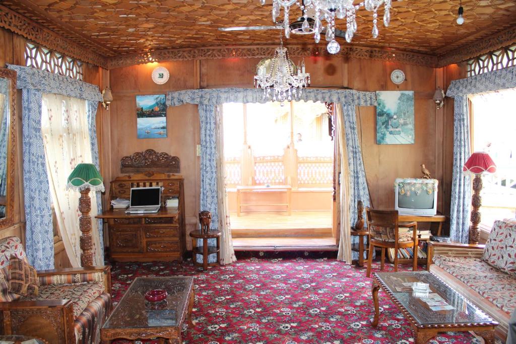 リッズ ハウスボート スリナガール (Ritz HouseBoat Srinagar) フロント・ロビー