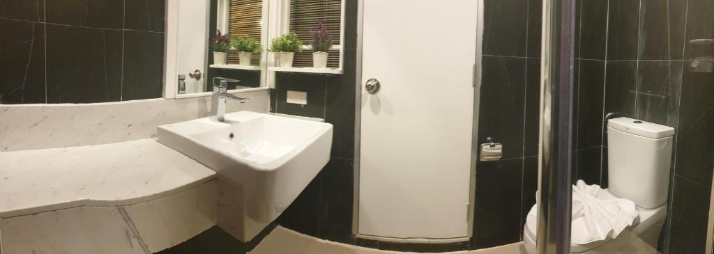 Vinary Hotel Sukhumvit - SHA EXTRA Plus photo