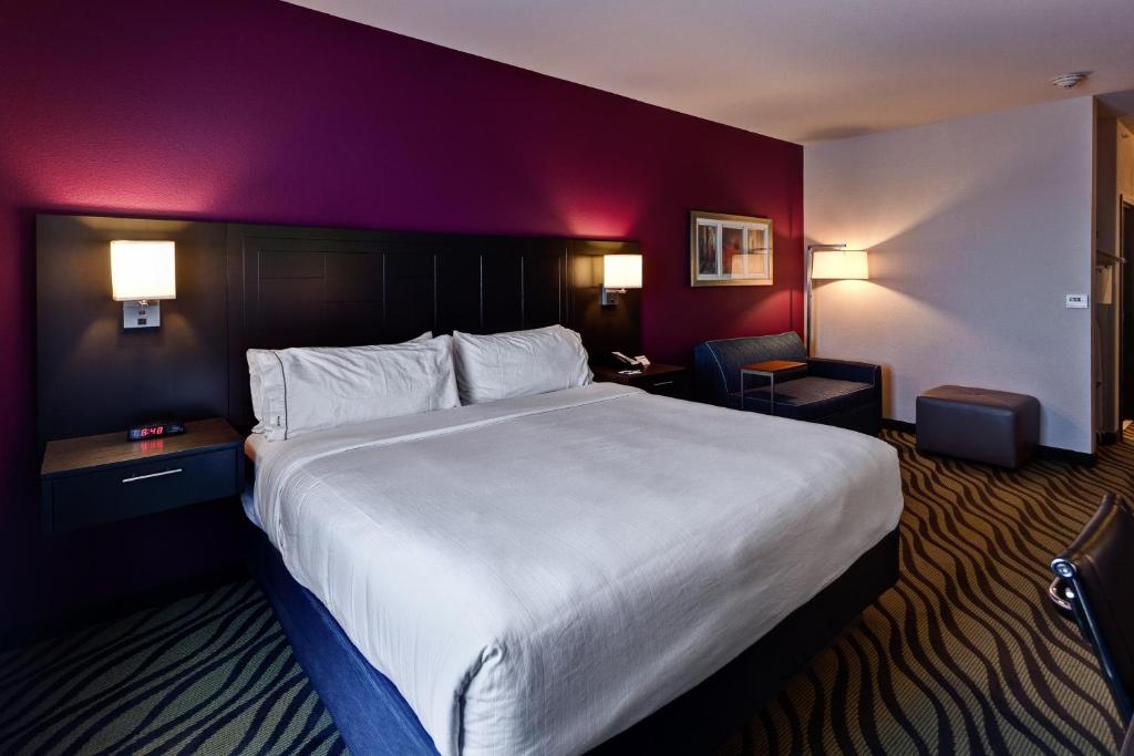 Holiday Inn Express Hutchinson photo
