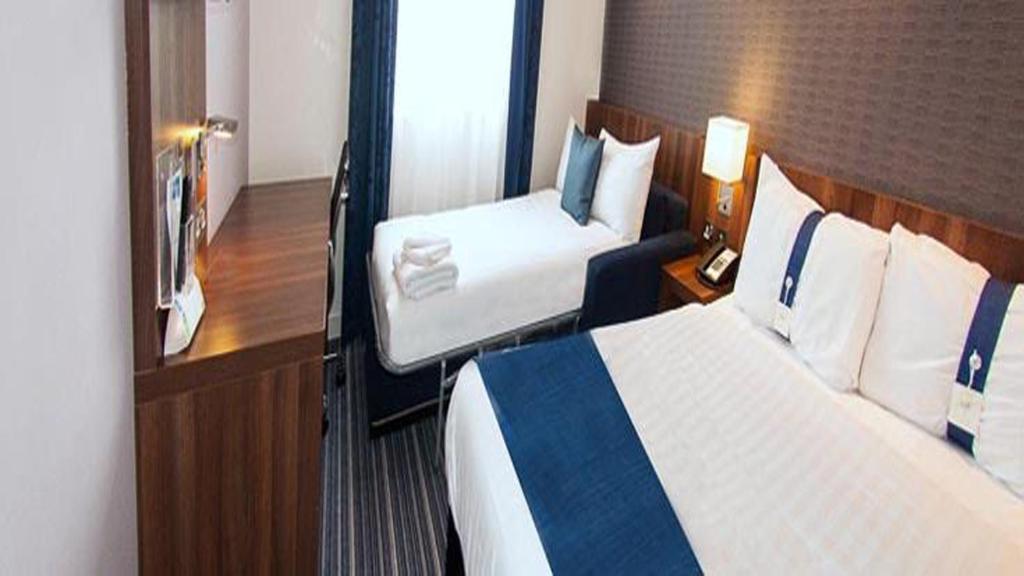 Holiday Inn Express Liverpool Hoylake Photo 1