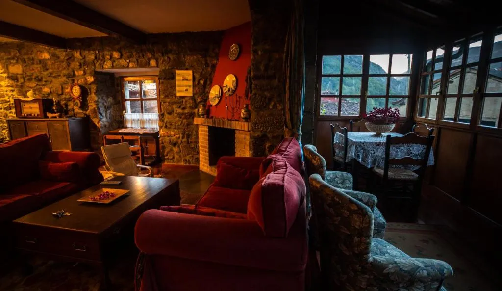 Núcleo de turismo Rural La Corte, hotel in Villar de Vildas