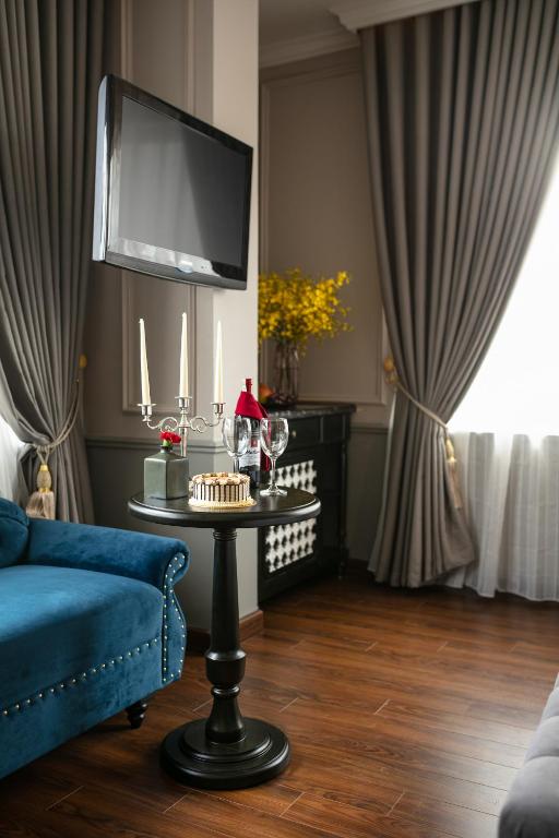 Shared lounge/TV area