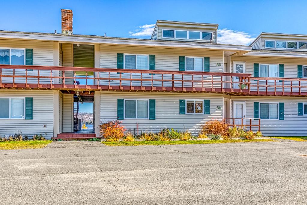 Squaw Village Condo Entire apartment (Bingham (ME)) Deals, Photos