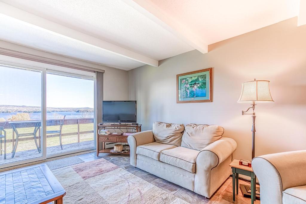 Squaw Village Condo Entire apartment (Bingham (ME)) Deals, Photos