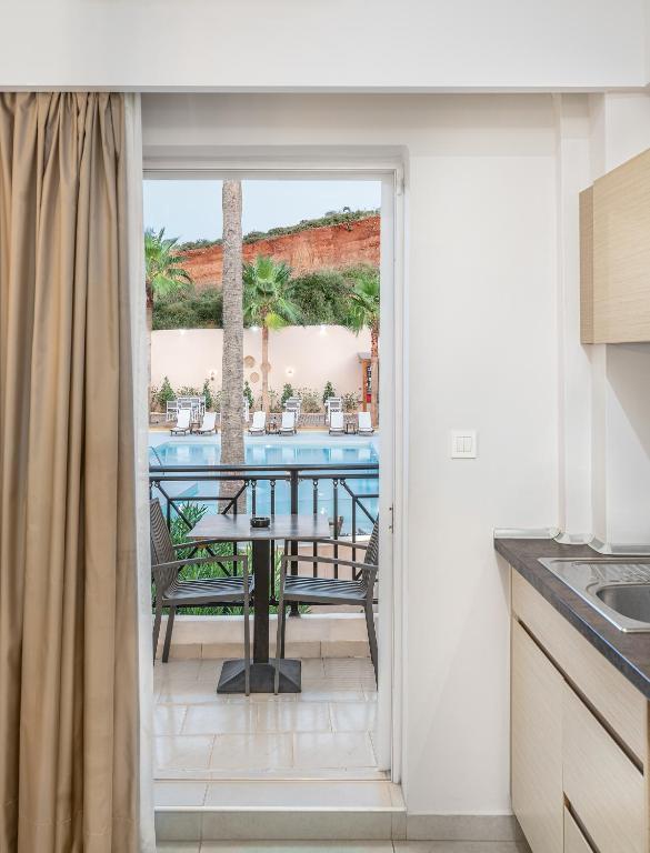 シー ビュー ホテル アンド アパートメンツ (Sea View Hotel And Apartments) バルコニー/テラス