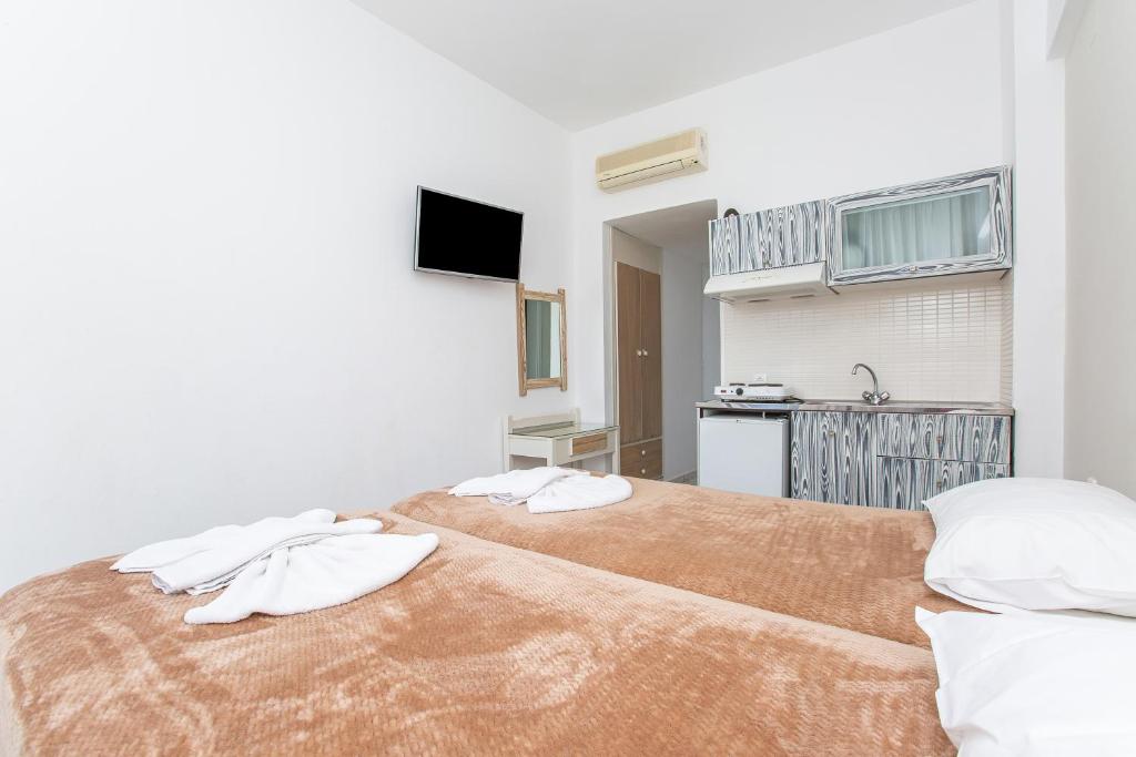 Hermes Hotel — Hotel rooms in Malia