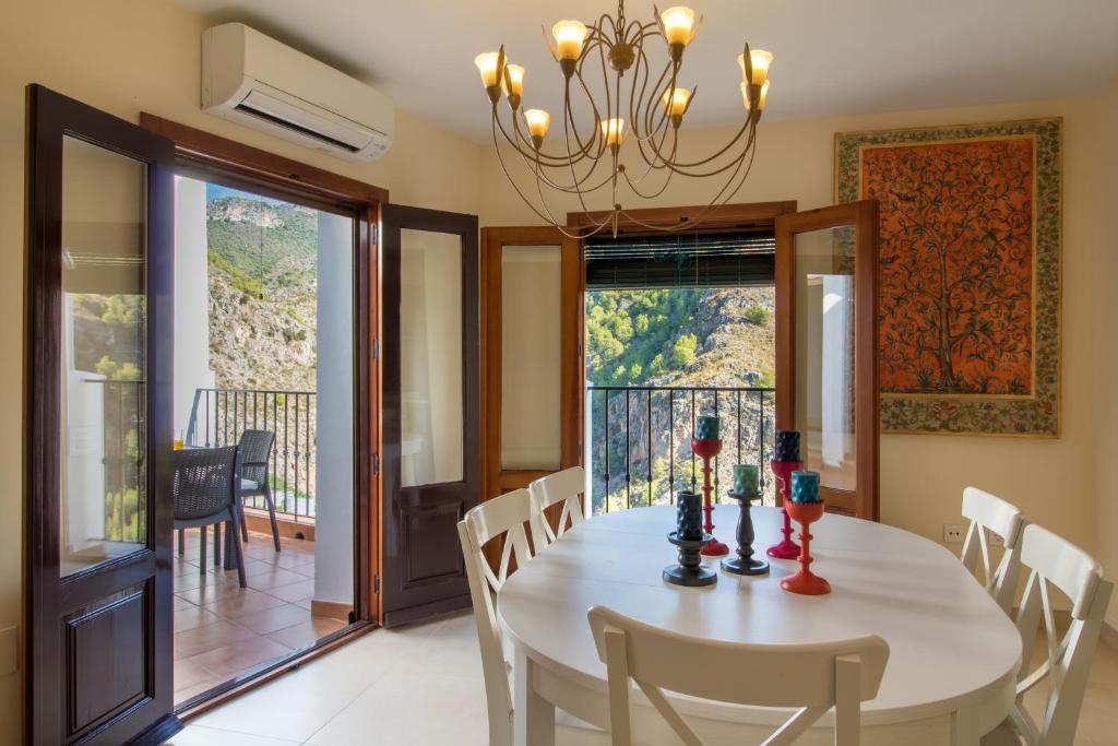 Quiet house in village center with mountains views - 2