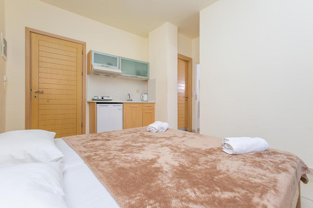 Hermes Hotel — Hotel rooms in Malia