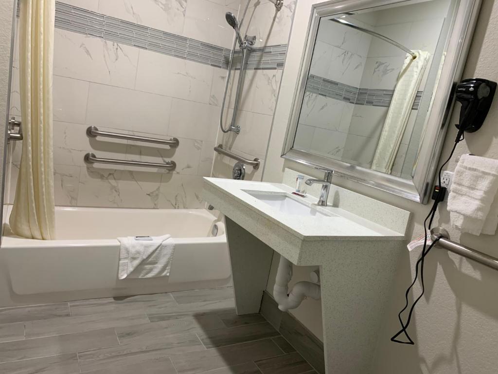 Scottish Inn & Suites - IAH Airport photo