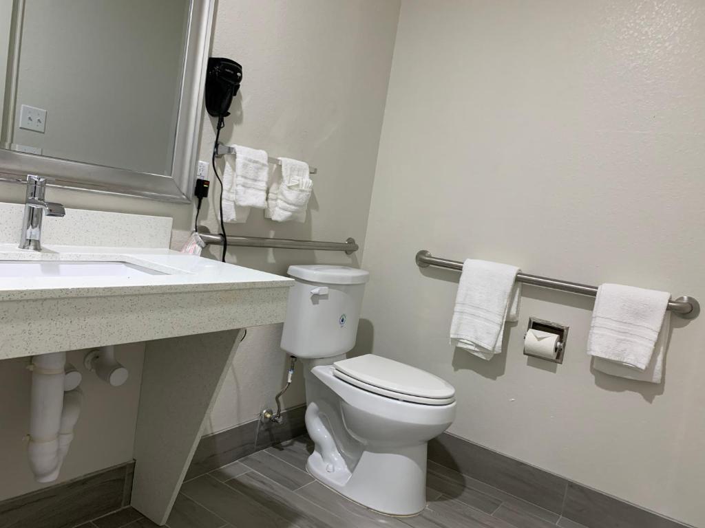 Scottish Inn & Suites - IAH Airport photo