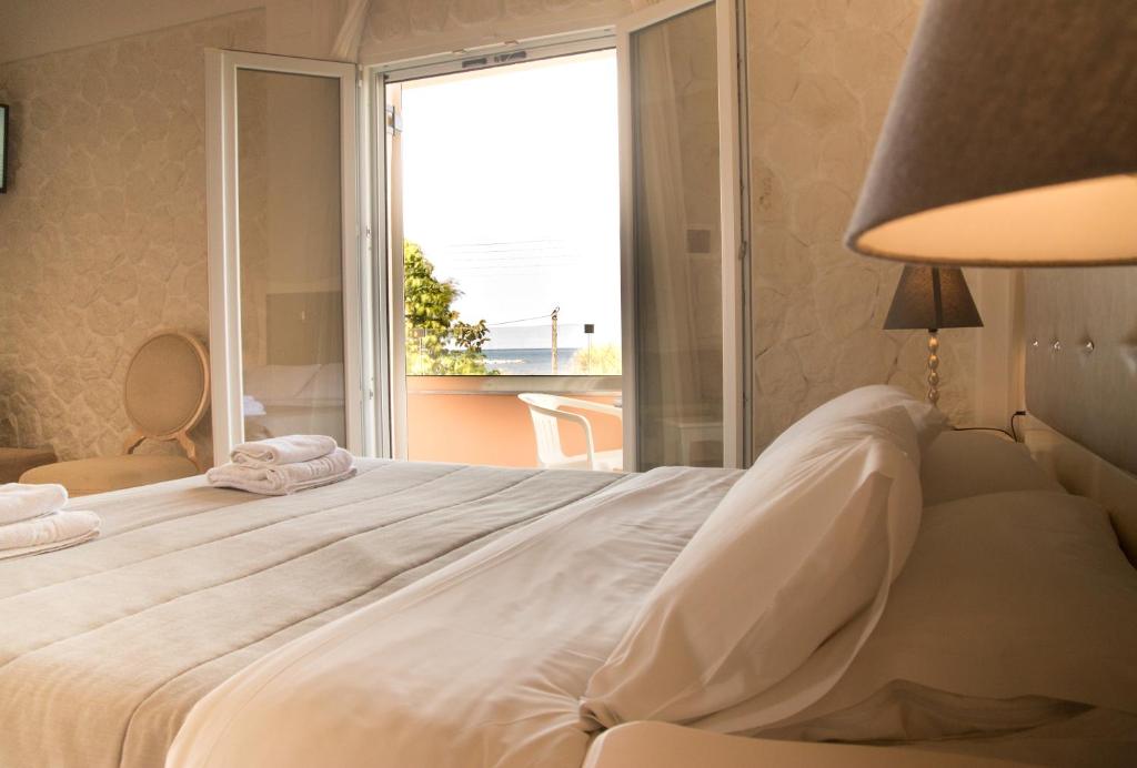 Hotel Coral — Hotel rooms in Roda, Ionian Islands